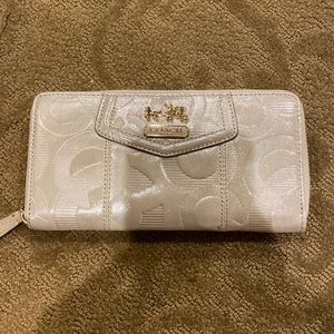 Coach zippy wallet. Pretty iridescent color. Perfect condition